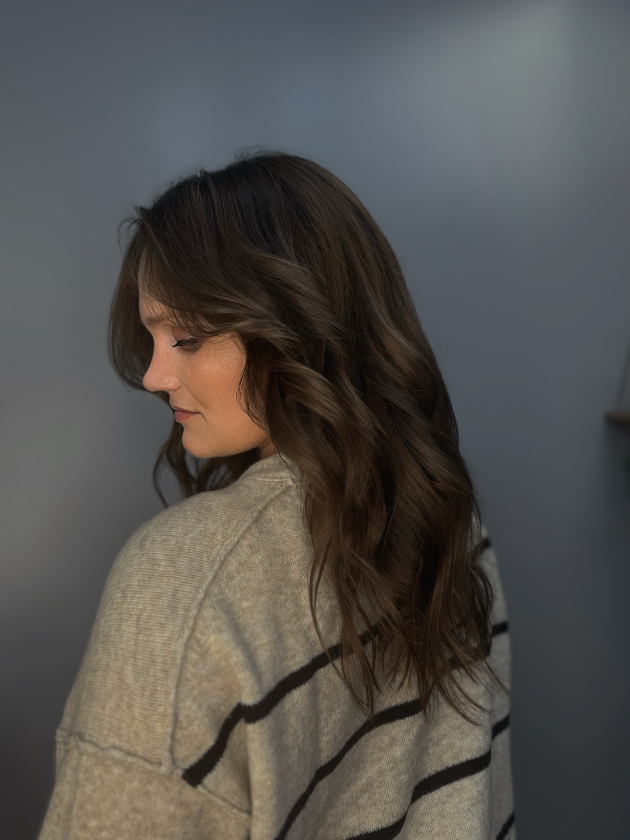 Rachel in profile after her reverse balayage: the melted root and dimensional gradient from the side