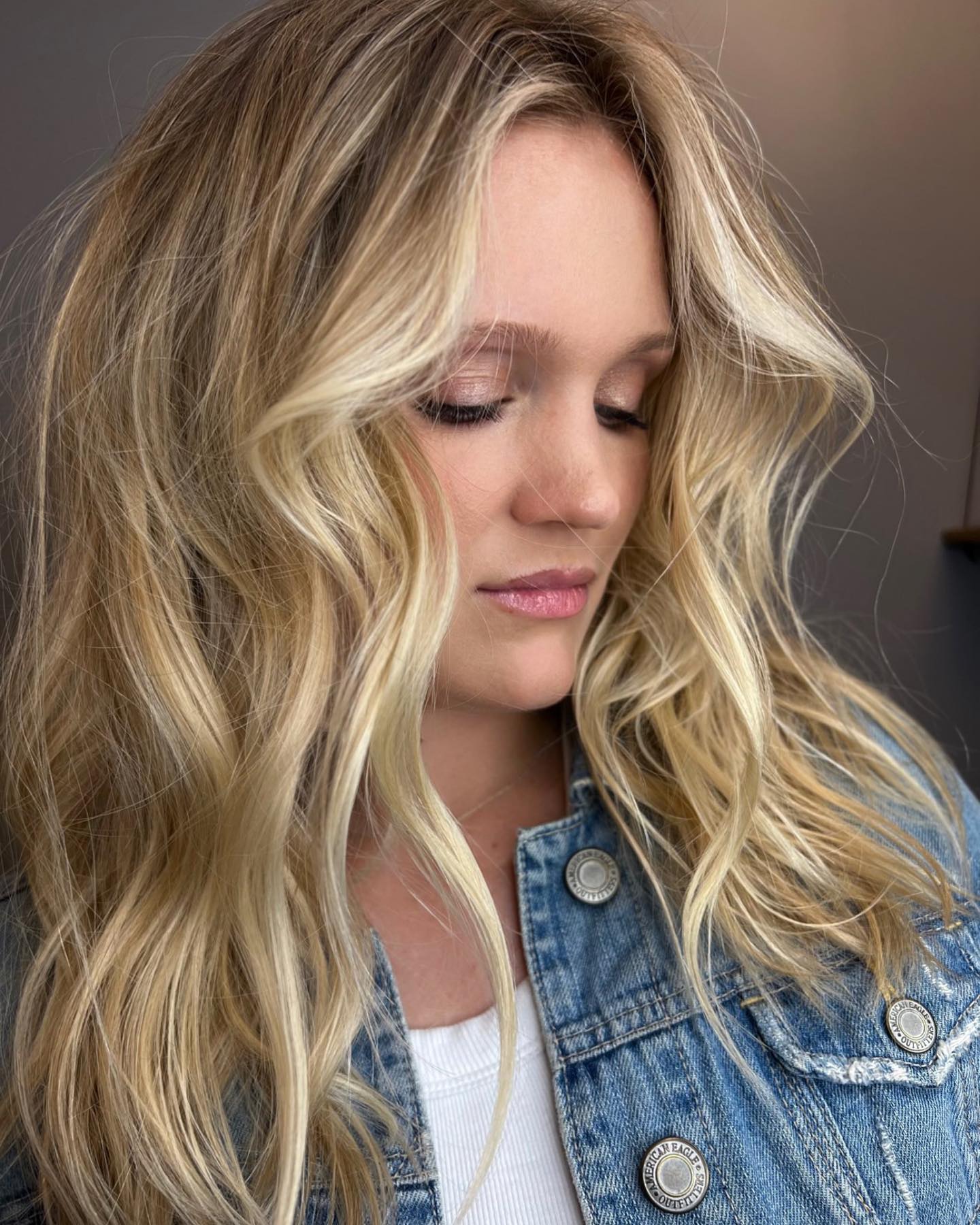 Lived-in blonde wavy hair